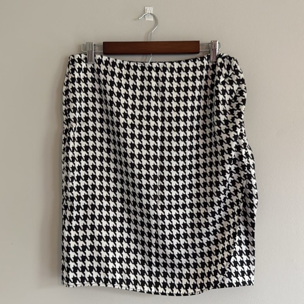 Liz Claiborne Houndstooth Skirt - Picture 4 of 6